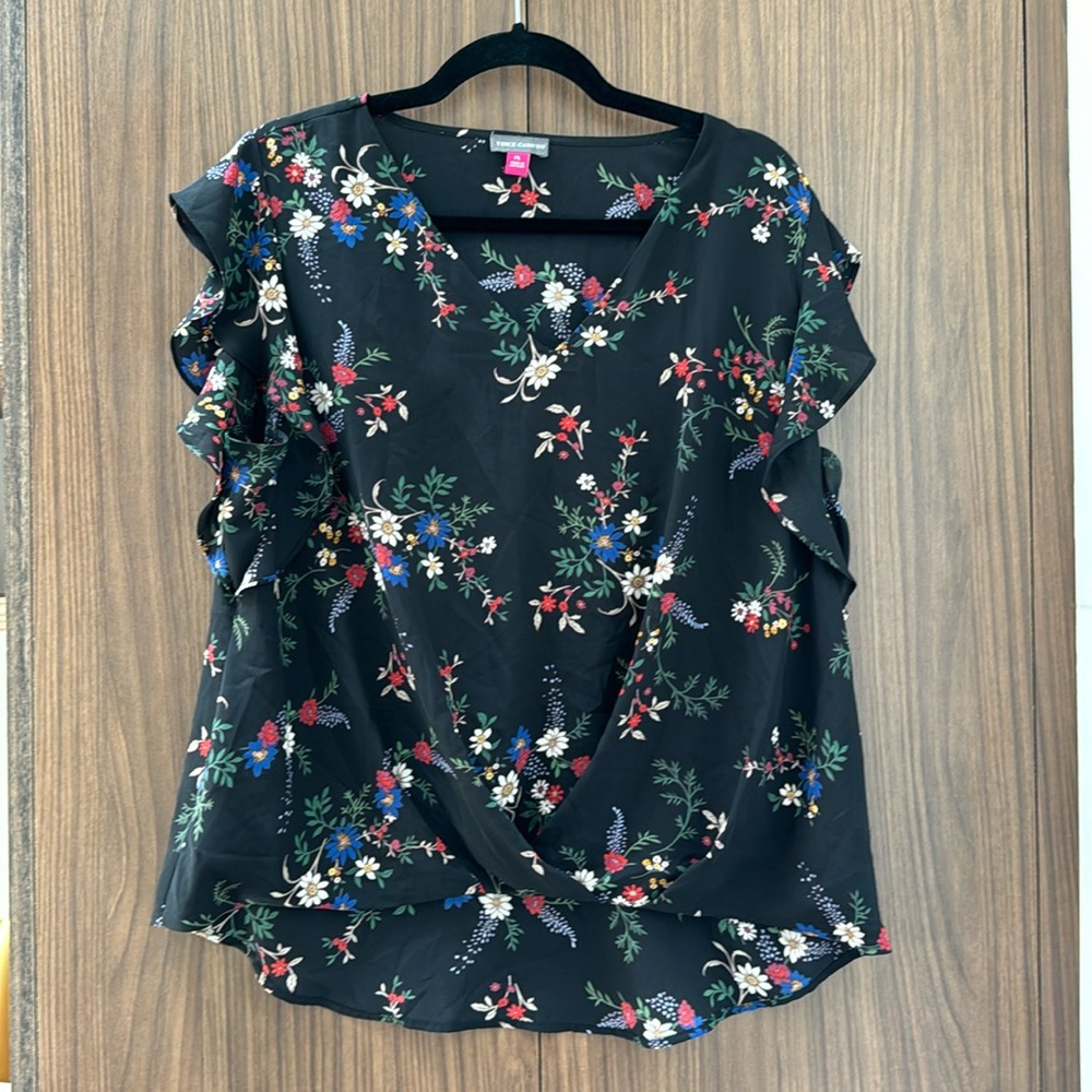 Floral, Vince Camuto, cap sleeved blouse. Size: PL